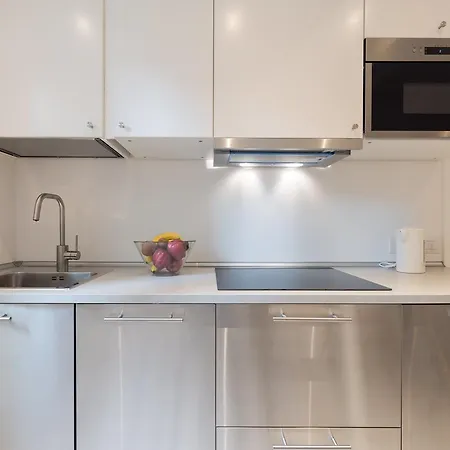 Masai - One Bedroom Flat 1st Floor By Train Station Apartamento